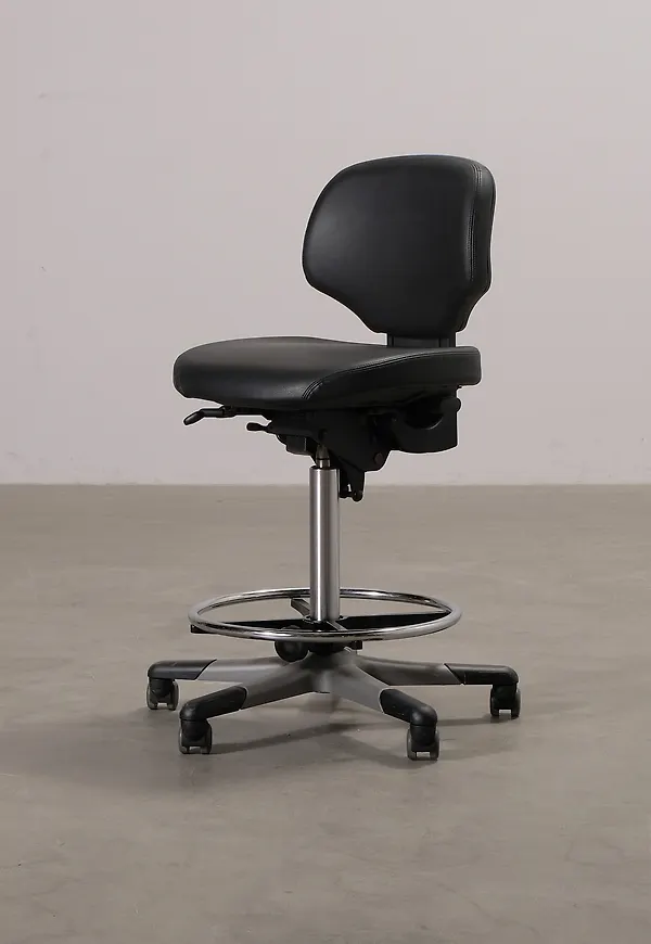 Klassisk svart stol i läder från RH.