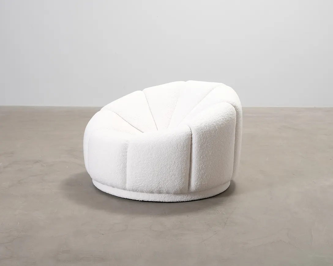 Fantastiskt fin fåtölj i vitt från Richmond Interiors.