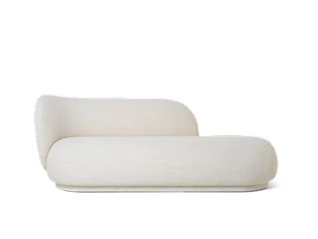 Vit FERM LIVING-fåtölj i fantastiskt snygg modell.