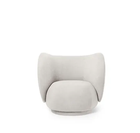 Vit FERM LIVING-loungefåtölj i snygg modell.