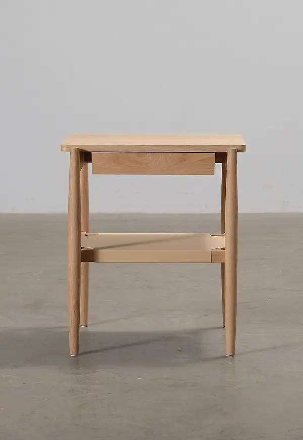 Härlig sidobord i ek 2025 från Design Within Reach.