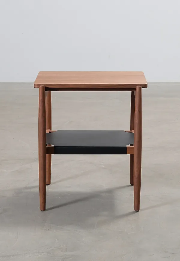 Riktigt snygg sidobord i valnöt från Design Within Reach.