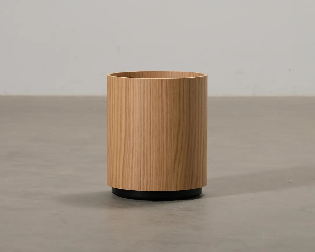 Söt ekmöbel 2025 från Design Within Reach.