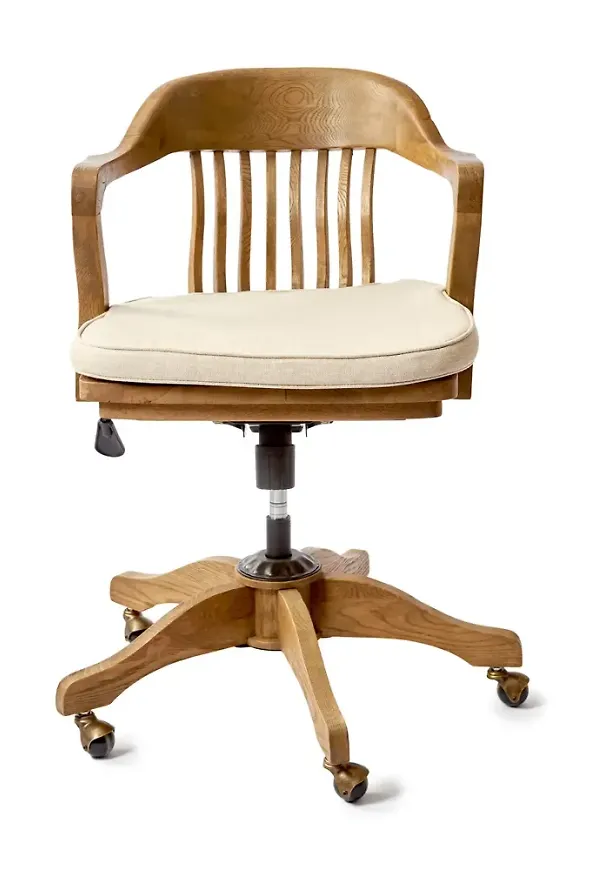 Riktigt trendig stol i ek från Riviera Maison.