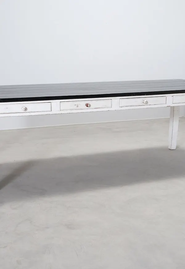 Modern matbord 2024 från Riviera Maison.