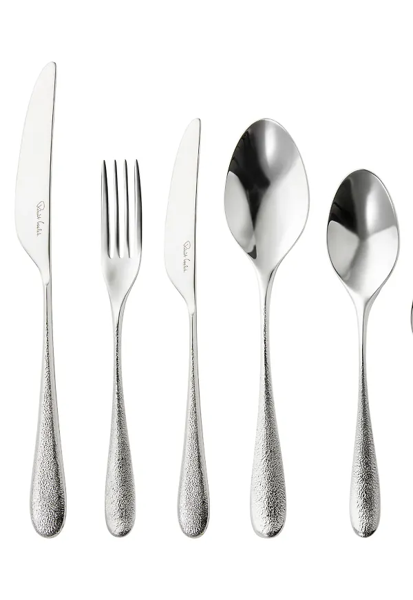 Silverfärgad Robert Welch-bestickset i söt modell.