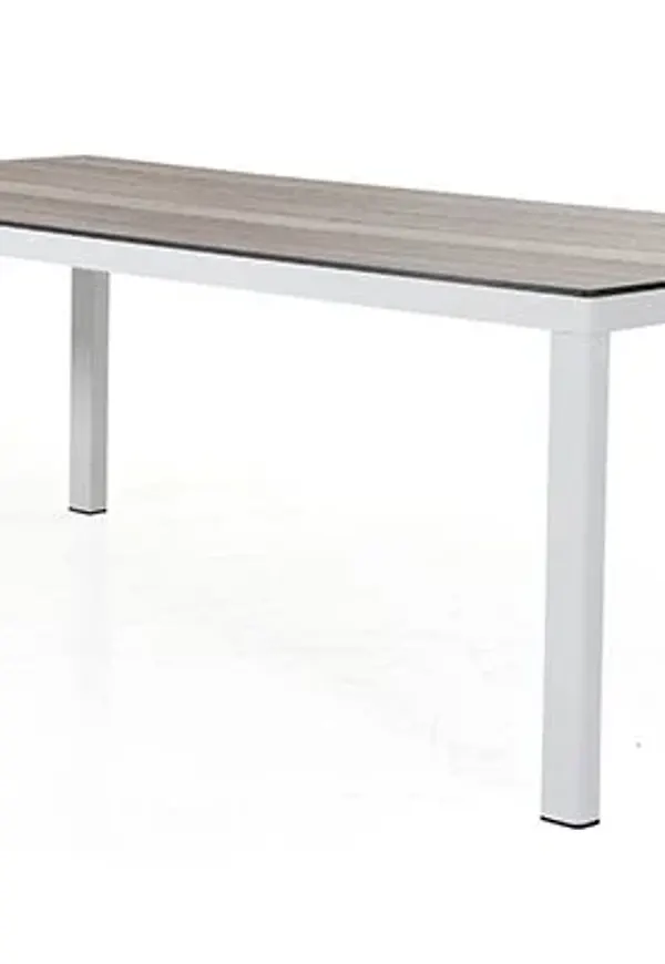 Modern bord som passar bra vid många olika tillfällen.