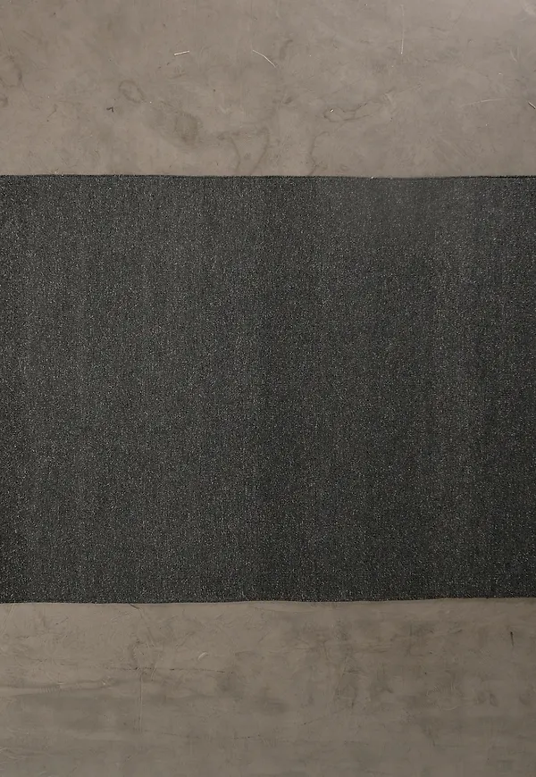 Härlig grå matta 2025 från Roots Living.