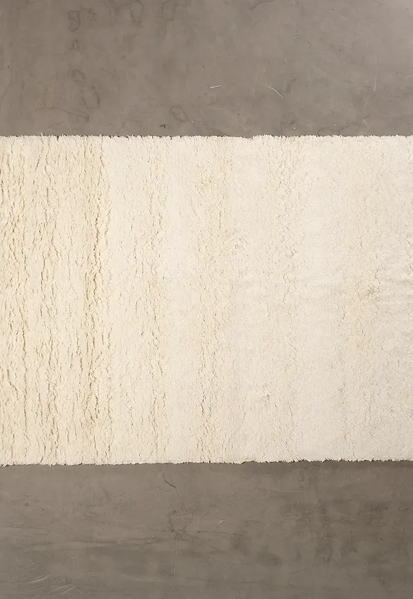 Fantastiskt fin ullmatta i vitt från Roots Living.