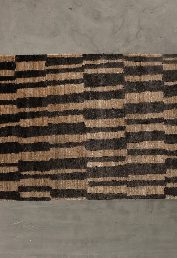 Snygg svart matta 2025 från Roots Living.