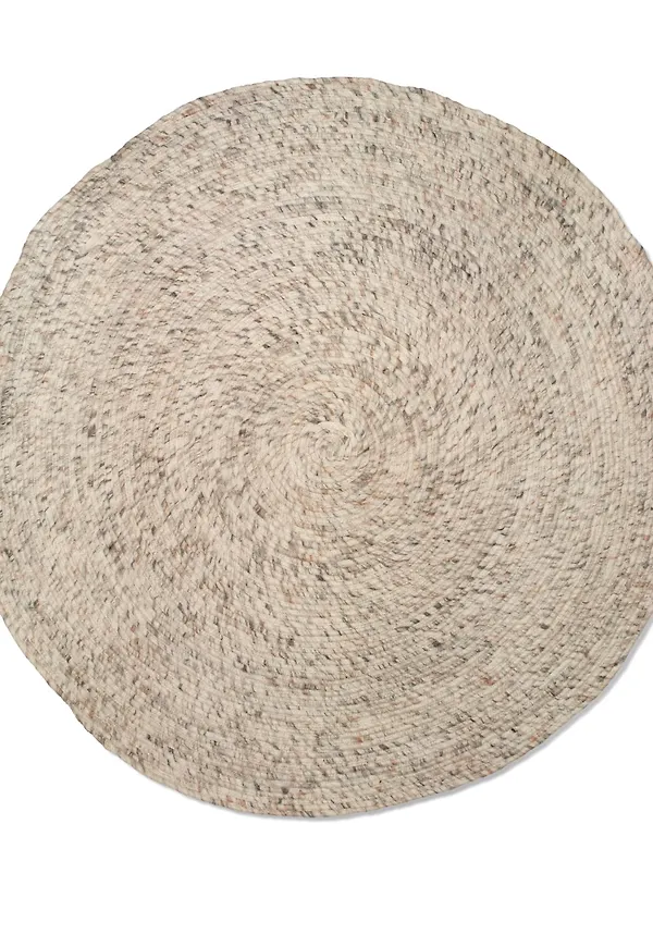 Beige ullmatta som passar perfekt till sommaren 2025!