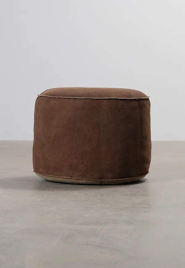 Fantastiskt snygg fotpall i brunt från No brand.