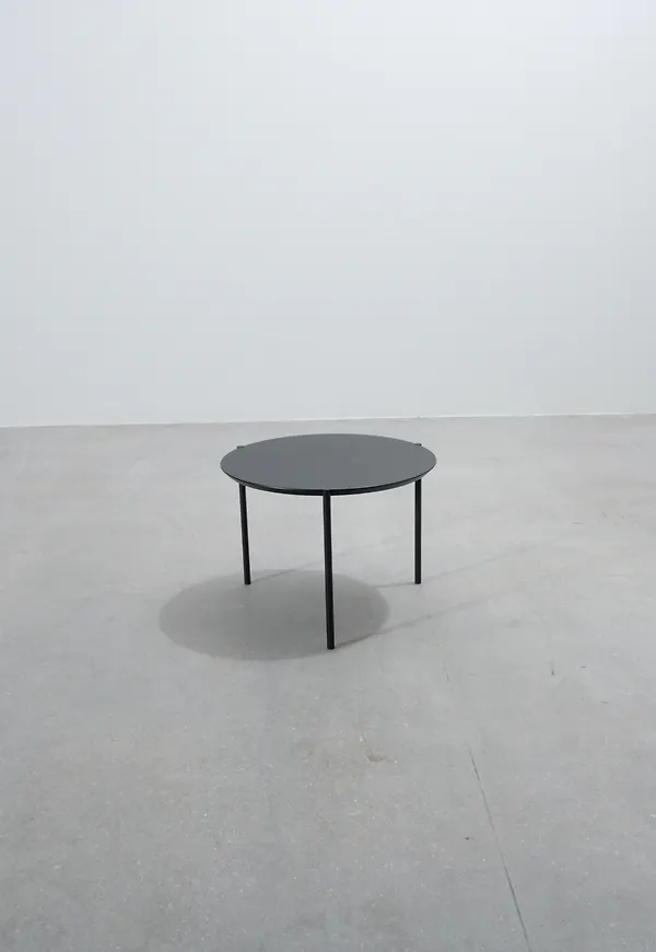 Klassisk svart bord 2025 från No brand.