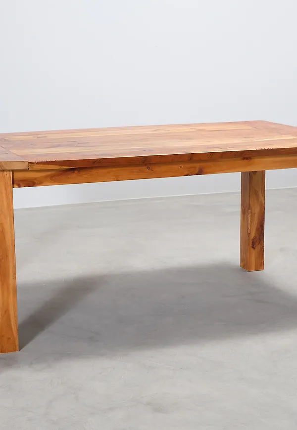 Brun No brand-matbord i mysig modell.