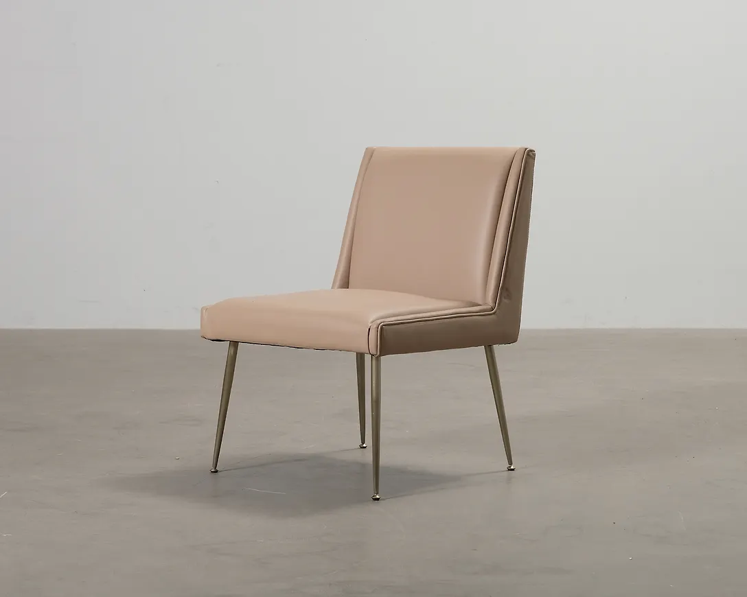 Vacker läderfåtölj 2025 från Ruth & Joanna.