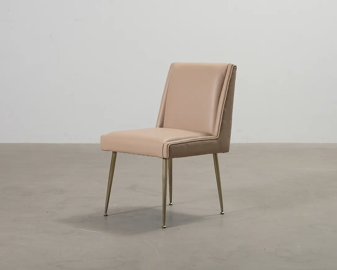 Riktigt trendig läderstol 2025 från Ruth & Joanna.