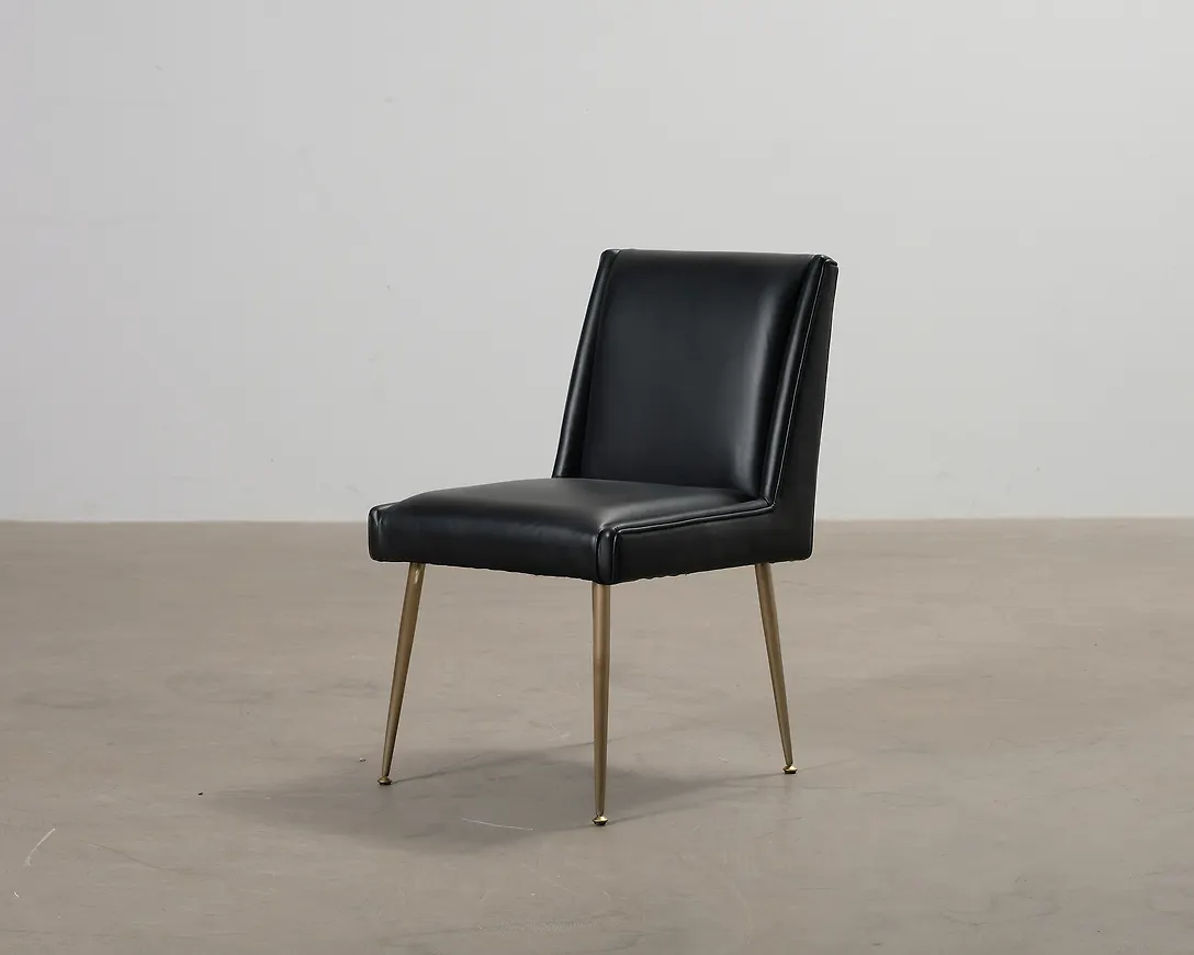 Modern läderstol 2025 från Ruth & Joanna.