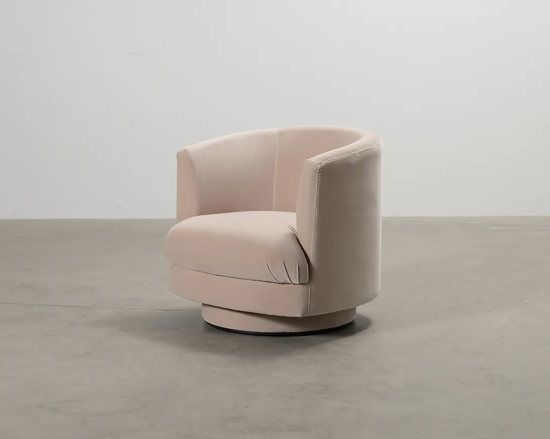 Klassisk beige fåtölj 2025 från Ruth & Joanna.