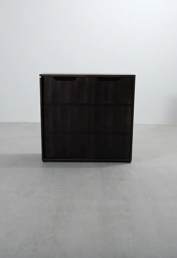 Riktigt trendig skåp i mörkbrunt från SA Möbler.