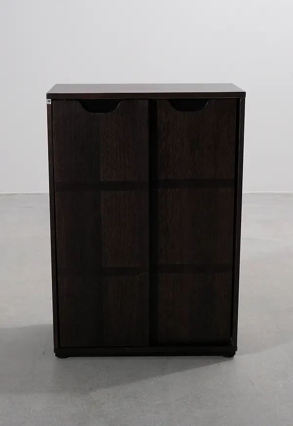 Jättefin skåp i mörkbrunt från SA Möbler.
