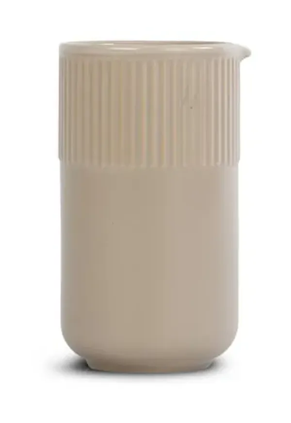 Beige Sagaform-mjölkkanna i fantastiskt snygg modell.