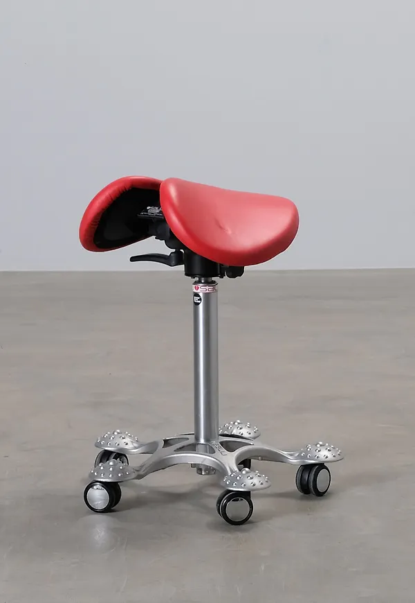 Röd Salli-sadelstol i otroligt fin modell.