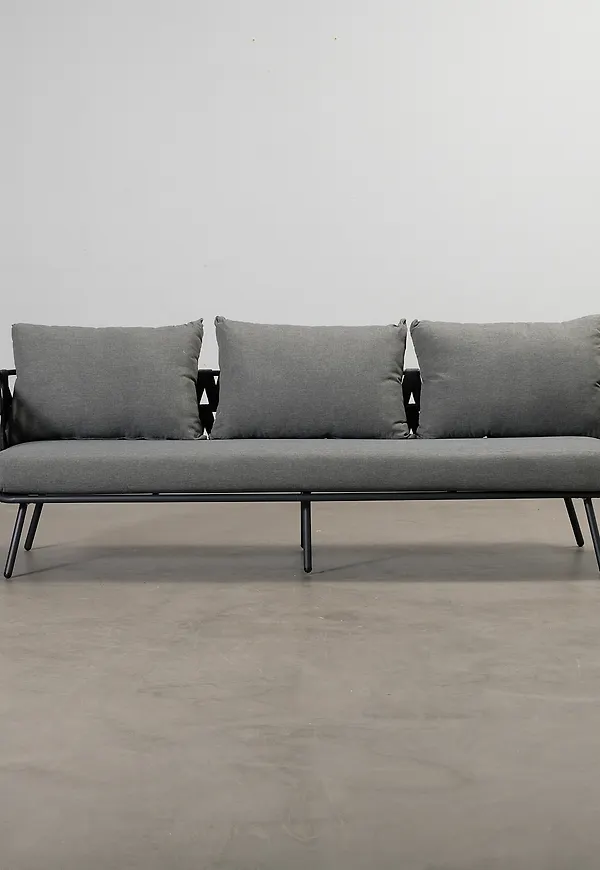 Grå deNoord-trädgårdssoffa i ikonisk modell.