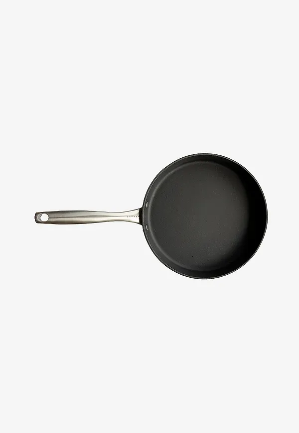 Riktigt trendig gjutjärnspanna i svart från Satake.