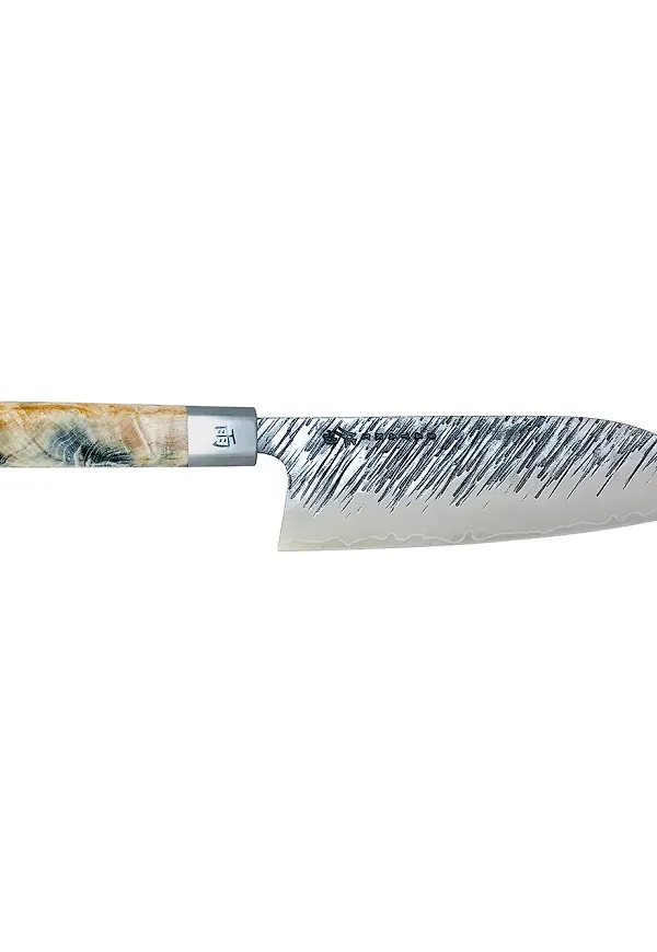 Silverfärgad Satake-santokukniv i vacker modell.