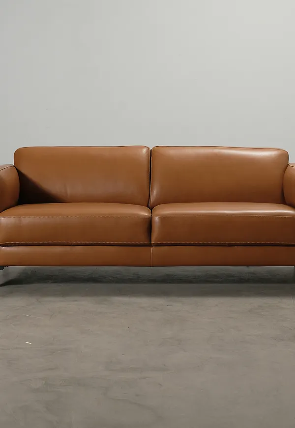 Riktigt snygg soffa i brun färg gjord i läder.