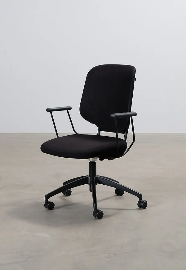 Elegant konferensstol i svart från Savo.