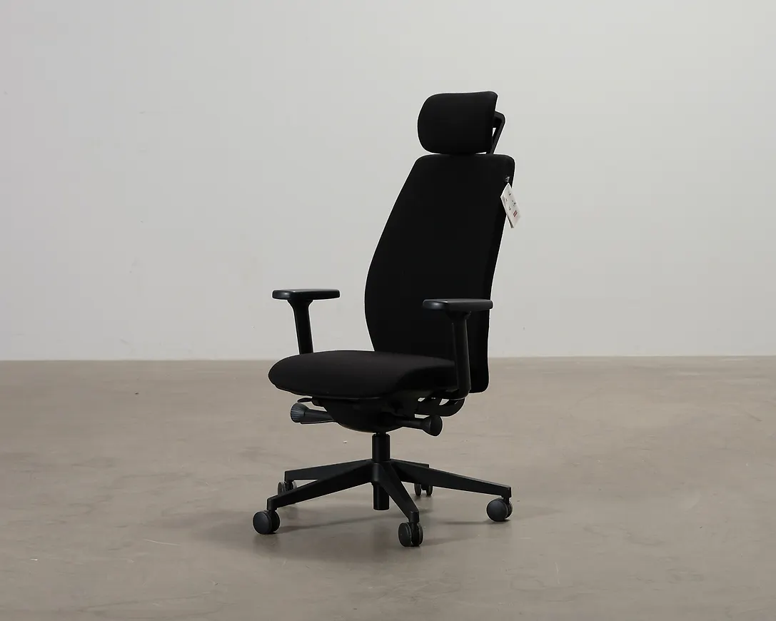 Smickrande svart möbel 2024 från Savo.