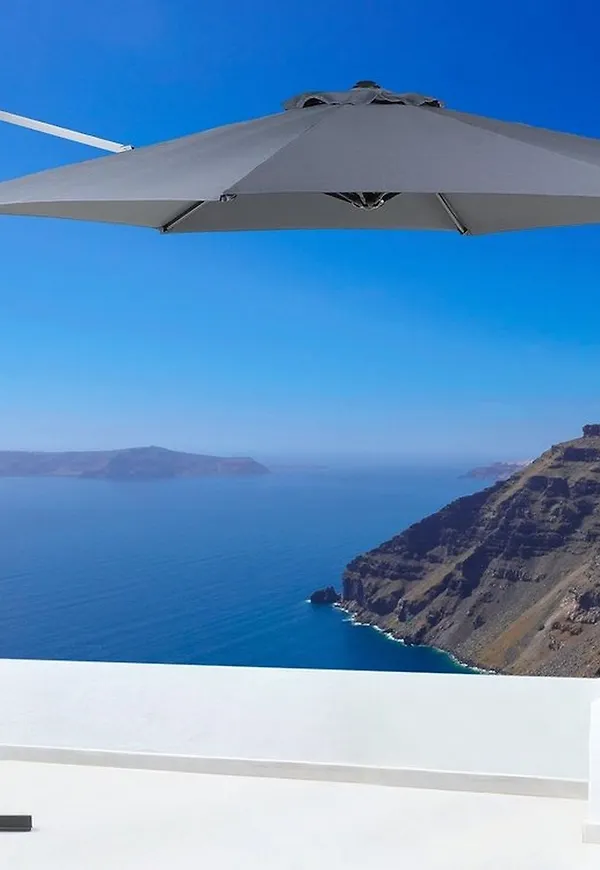 Moderiktig parasollfot i grå färg gjord i aluminium.