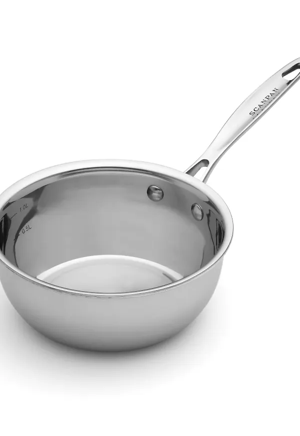 Silverfärgad Scanpan-sauteuse i vacker modell.