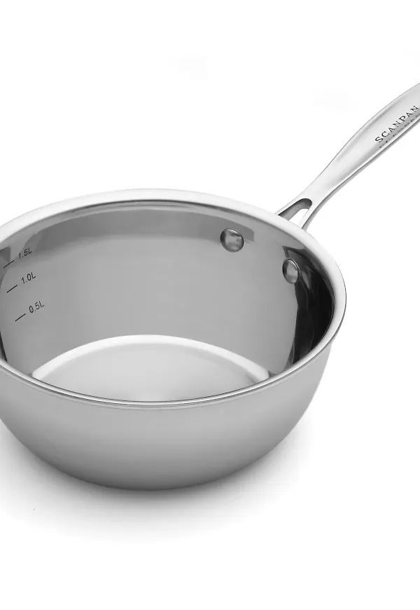 Silverfärgad Scanpan-sauteuse i fin modell.