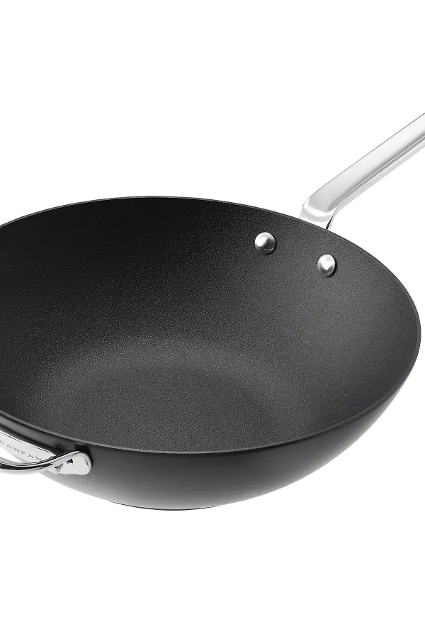 Silverfärgad Scanpan-wok i ikonisk modell.