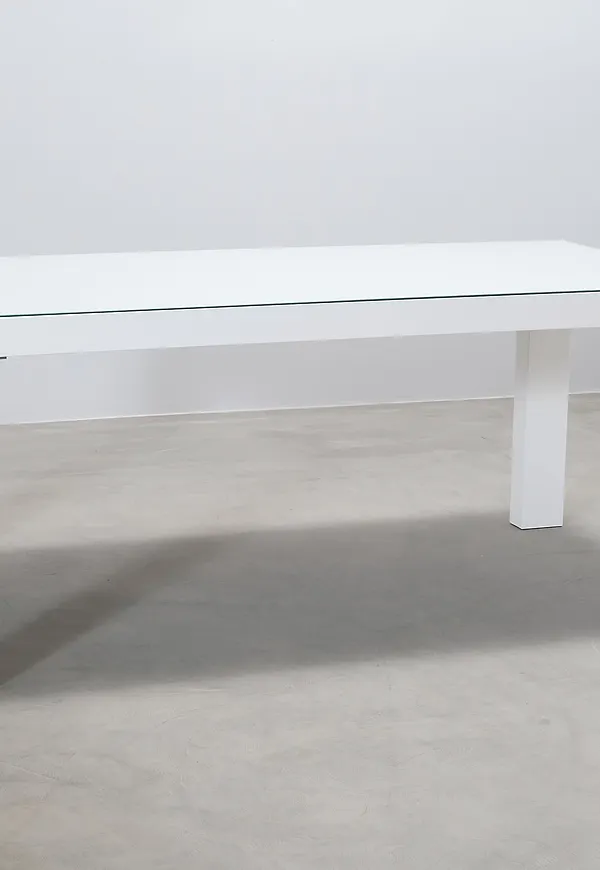 Fin matbord i vitt från Scanwood.