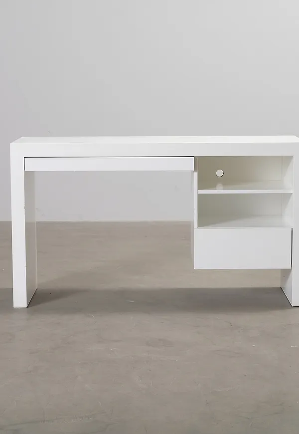 Vit Scanwood-skrivbord i elegant modell.