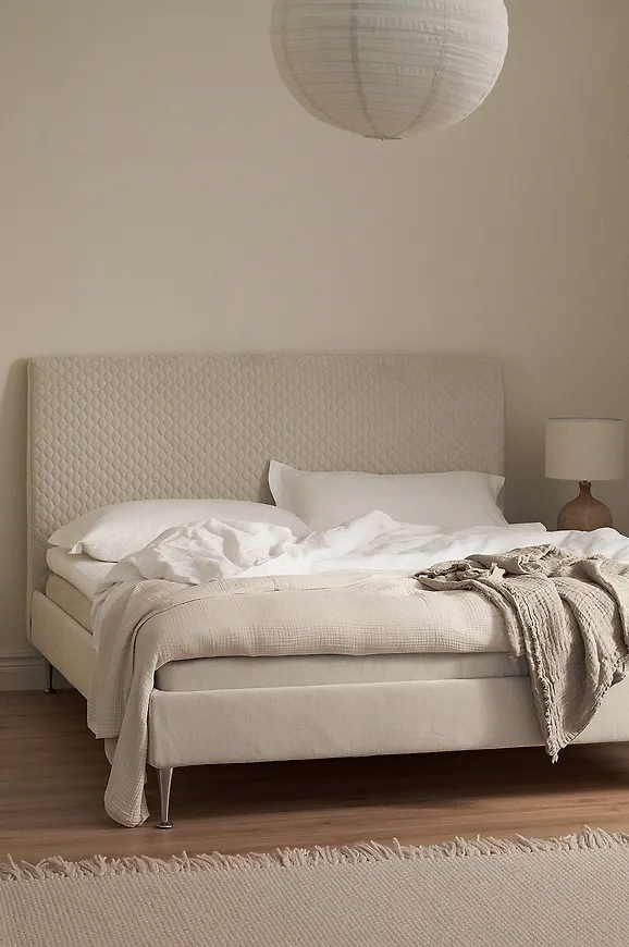 Härlig beige säng 2025 från Scapa.