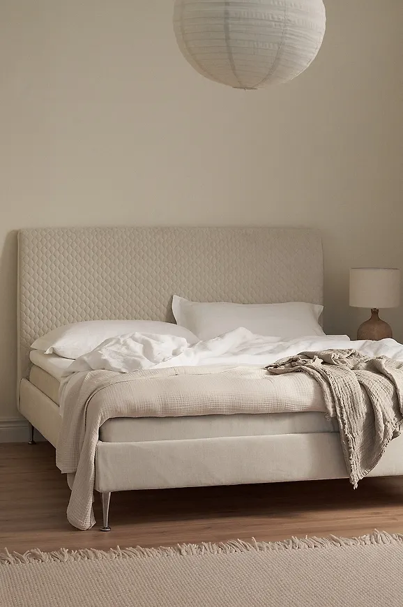 Otroligt fin beige säng 2025 från Scapa.