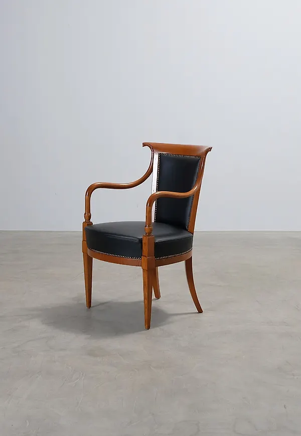 Modern matstol i läder från Selva.