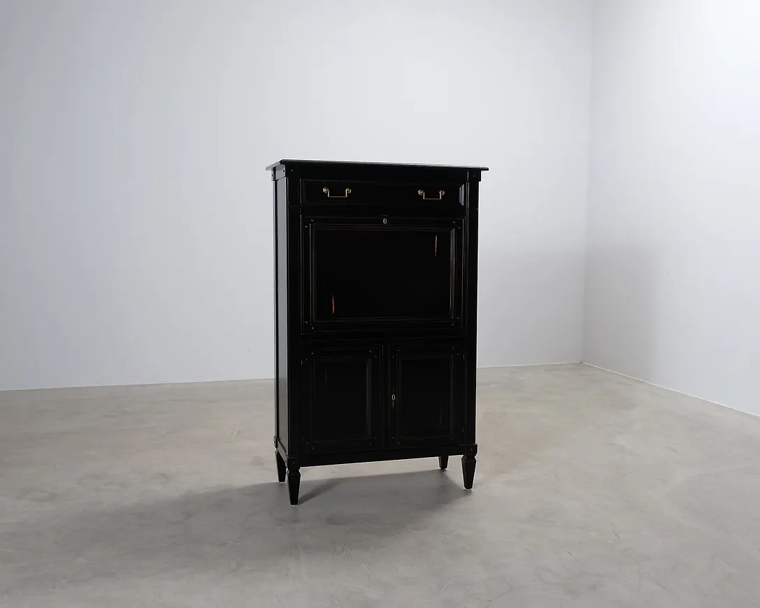 Svart Selva-byrå i vacker modell.