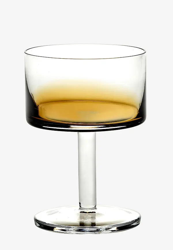 Modern rödvinsglas i brunt från Serax.