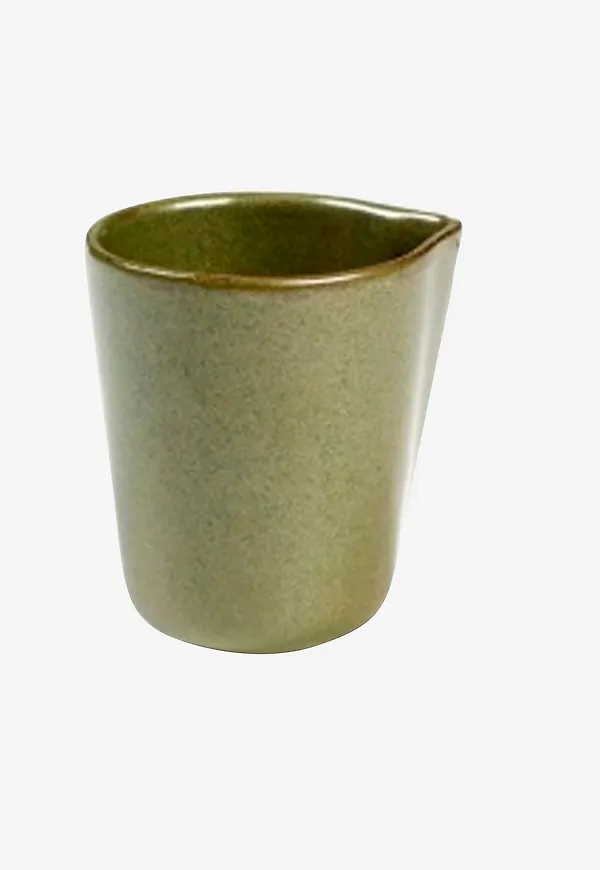 Grön Serax-mjölkkanna i mysig modell.
