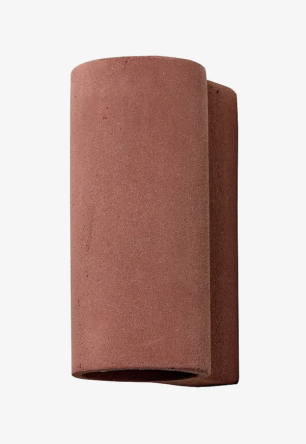 Röd Serax-lampa i moderiktig modell.