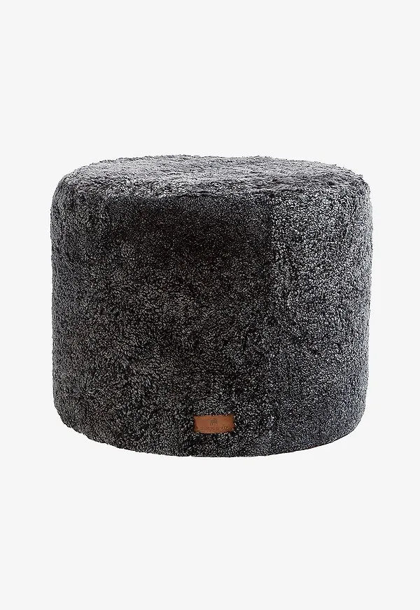Jättesnygg fotpall i svart från Shepherd.