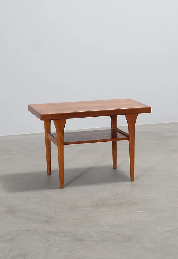 Riktigt trendig sidobord i teak från No brand.