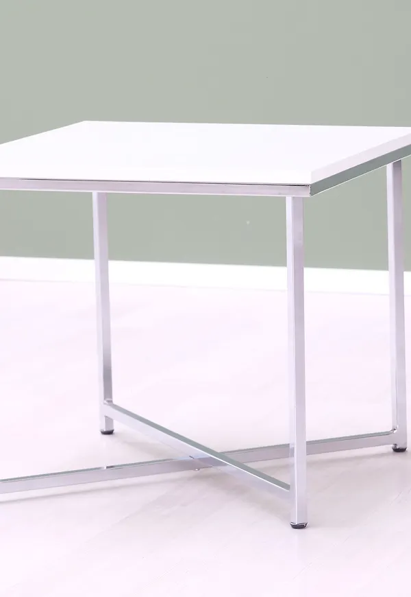 Vit sidobord som passar perfekt till sommaren 2025!