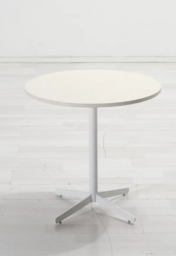 Vit sidobord som passar perfekt till sommaren 2025!