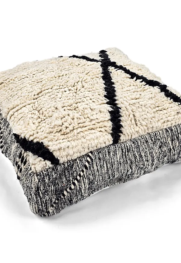 Smickrande sittpuff i ull från TC Home - Sittpuffar.